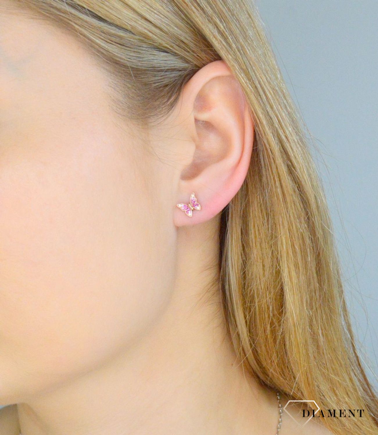 Kolczyki damskie srebrne 925 Motylki Nomination rosegold 241104 040 z kolekcji Crysalis to kolczyki wkrętki wykonane ze srebra próby 925. Kolczyki zostały pokryte różowym złotem 22K (próba 916). Kolczyki w kształcie motylków.jpg